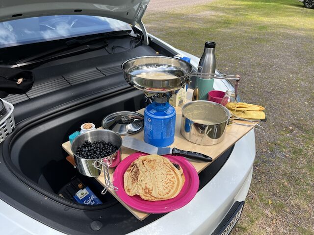 Eierkuchen mit Blaubeeren auf dem Frunkly zubereitet. Tesla Model Y Carcamping Ausrüstung