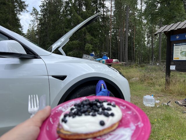 Eierkuchen mit Vanillequark und Blaubeeren. Im Hintergrund der Frunkly.
Tesla Model Y
